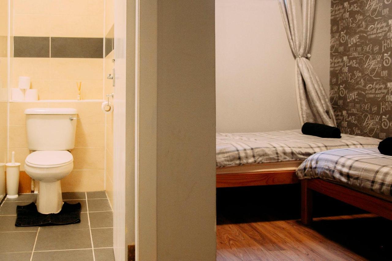 Habitación Doble con baño - 2 camas